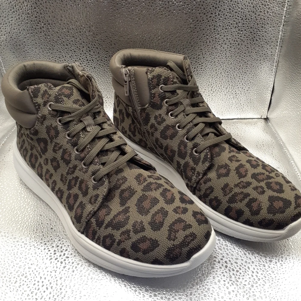 New Clark's Dark Olive Green Animal Print Ezra Tie Ankle Boots Women's Size 8.5